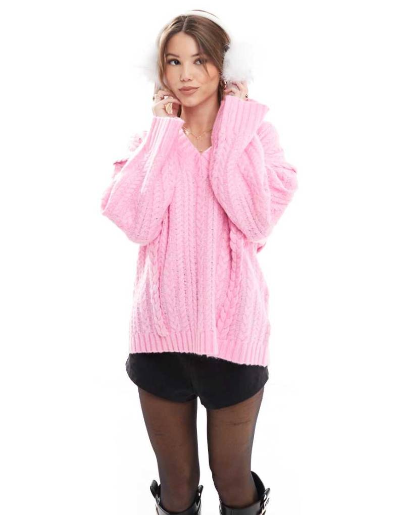 The Frolic - Exklusiver Strickpullover in Rosa mit Zopfmuster und V-Ausschnitt von The Frolic