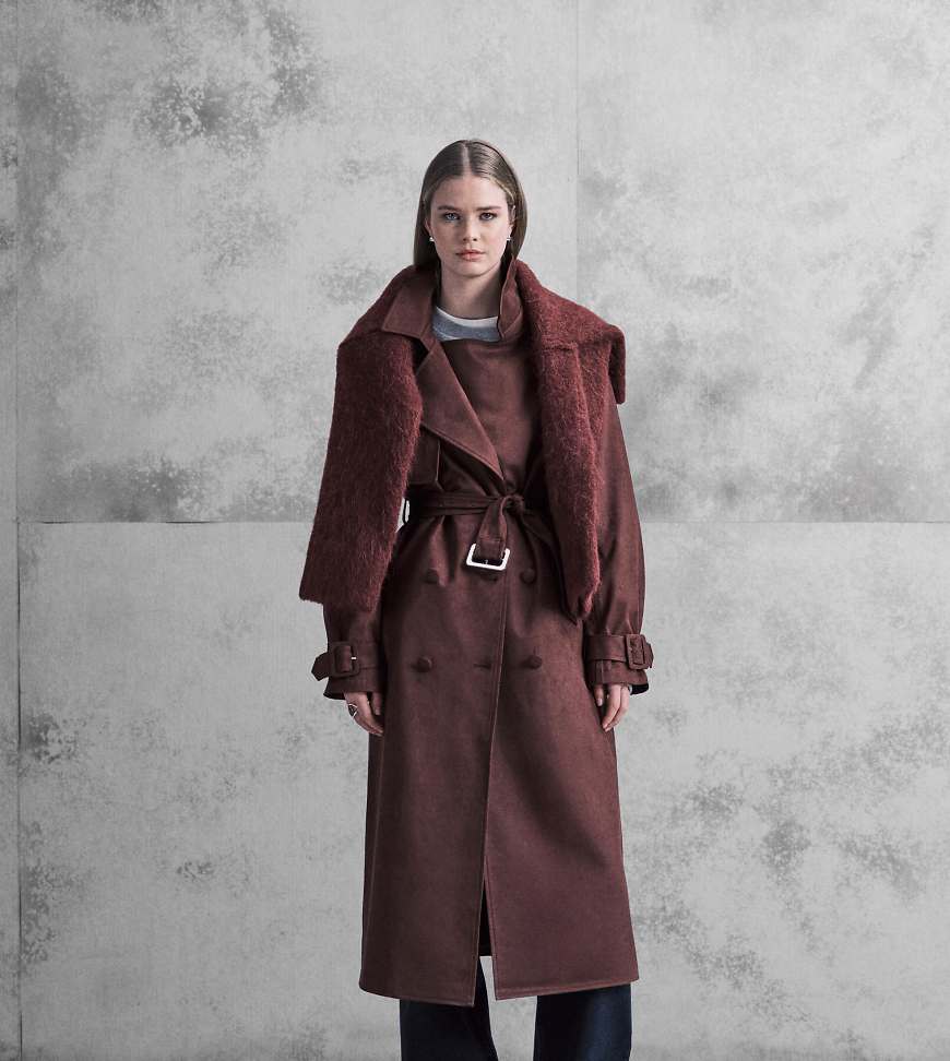 The Frolic - Exklusiver Trenchcoat aus Wildlederimitat in Pflaume mit Oversize-Kragen und Gürtel-Lila von The Frolic