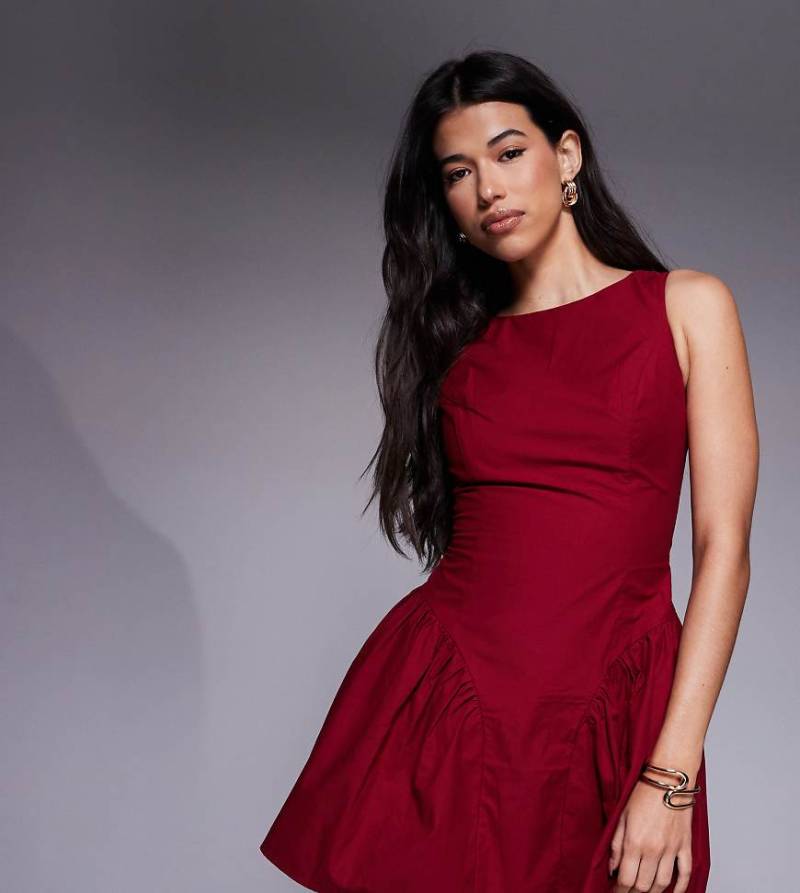 The Frolic - Exklusives, ärmelloses Bengalin-Minikleid in Burgunderrot mit U-Boot-Ausschnitt und Faltendetails im Hüftbereich von The Frolic