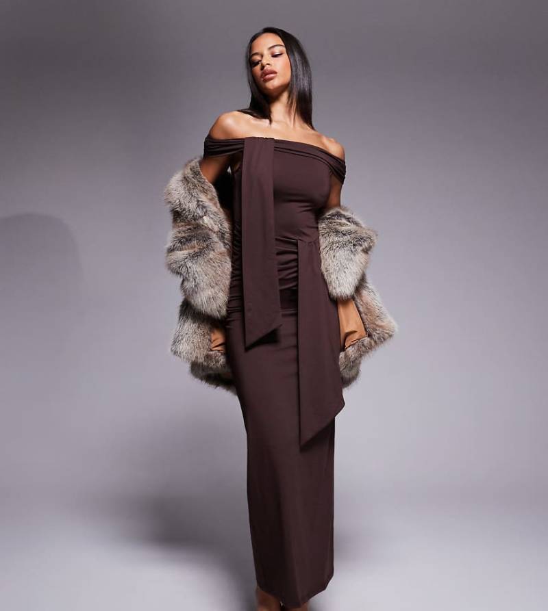 The Frolic - Exklusives, figurbetontes Maxikleid in Schokobraun mit Bardot-Ausschnitt und drapiertem Detail-Brown von The Frolic