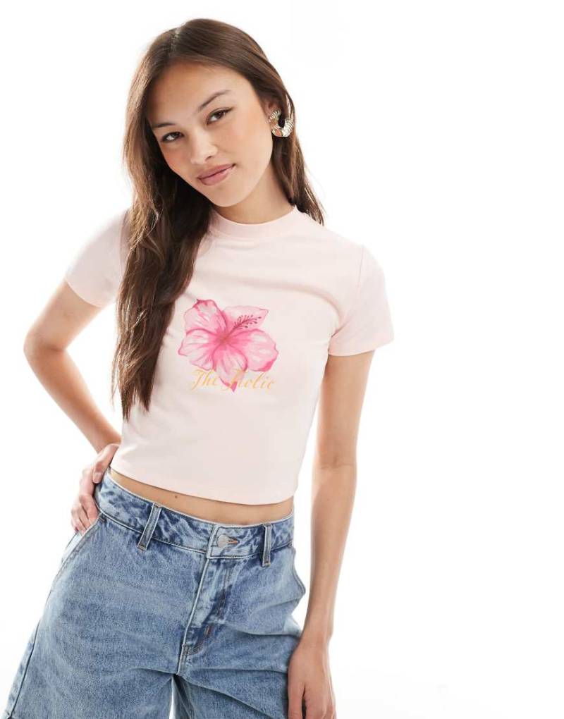 The Frolic - Exklusives, knapp geschnittenes T-Shirt in Rosa mit Hibiskus-Logoprint von The Frolic