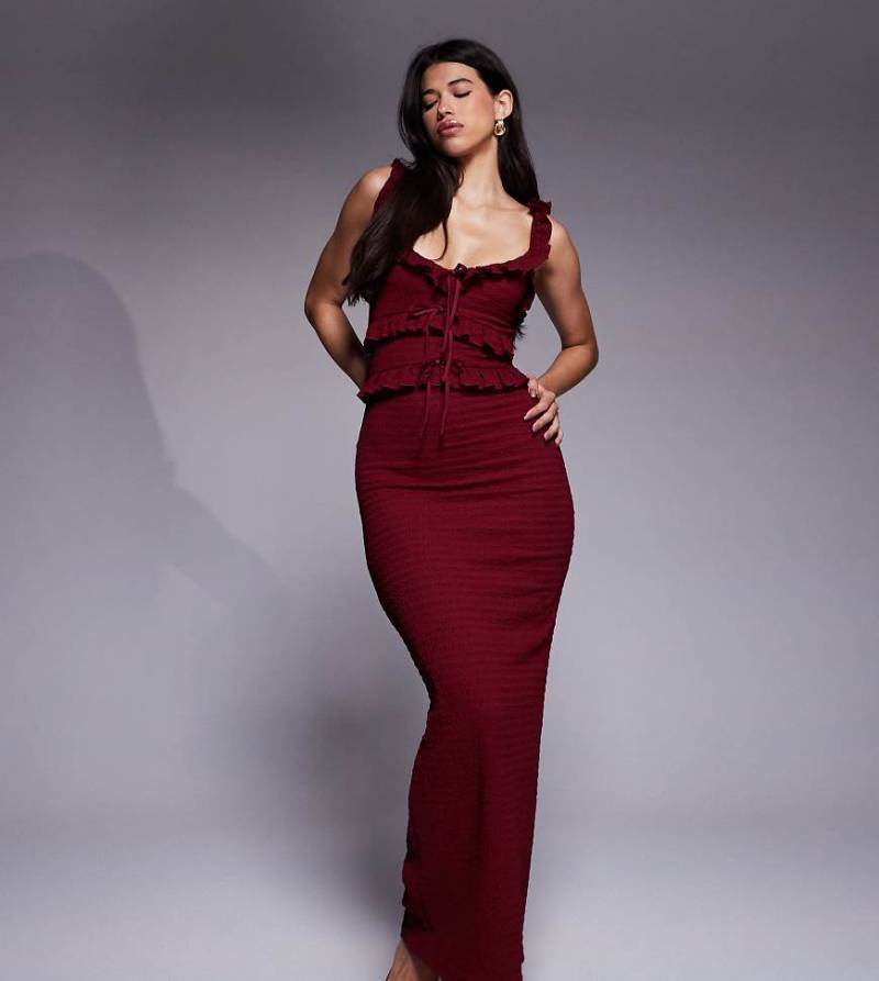 The Frolic - Exklusives, strukturiertes Maxikleid in Burgunderrot mit Rückenausschnitt, Schnürung und Rüschen von The Frolic