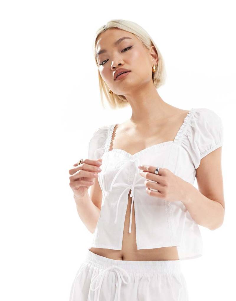 The Frolic - Exklusives, vorn gebundenes Milchmädchen-Pyjama-Oberteil aus Baumwolle in Weiß, Kombiteil von The Frolic