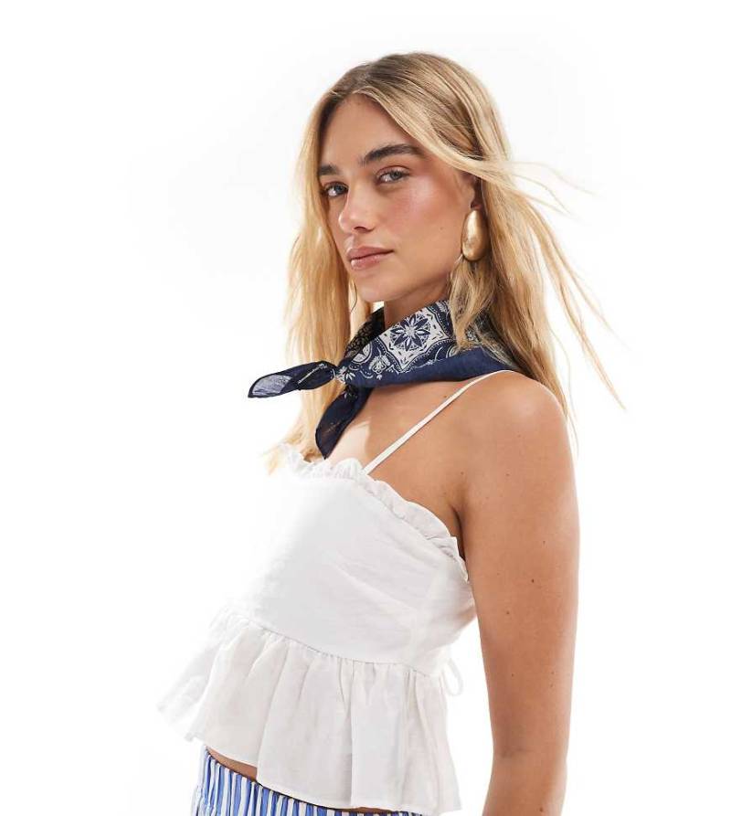 The Frolic - Exklusives Babydoll-Camisole in Weiß mit Rüschenbesatz und gebundener Rückseite von The Frolic