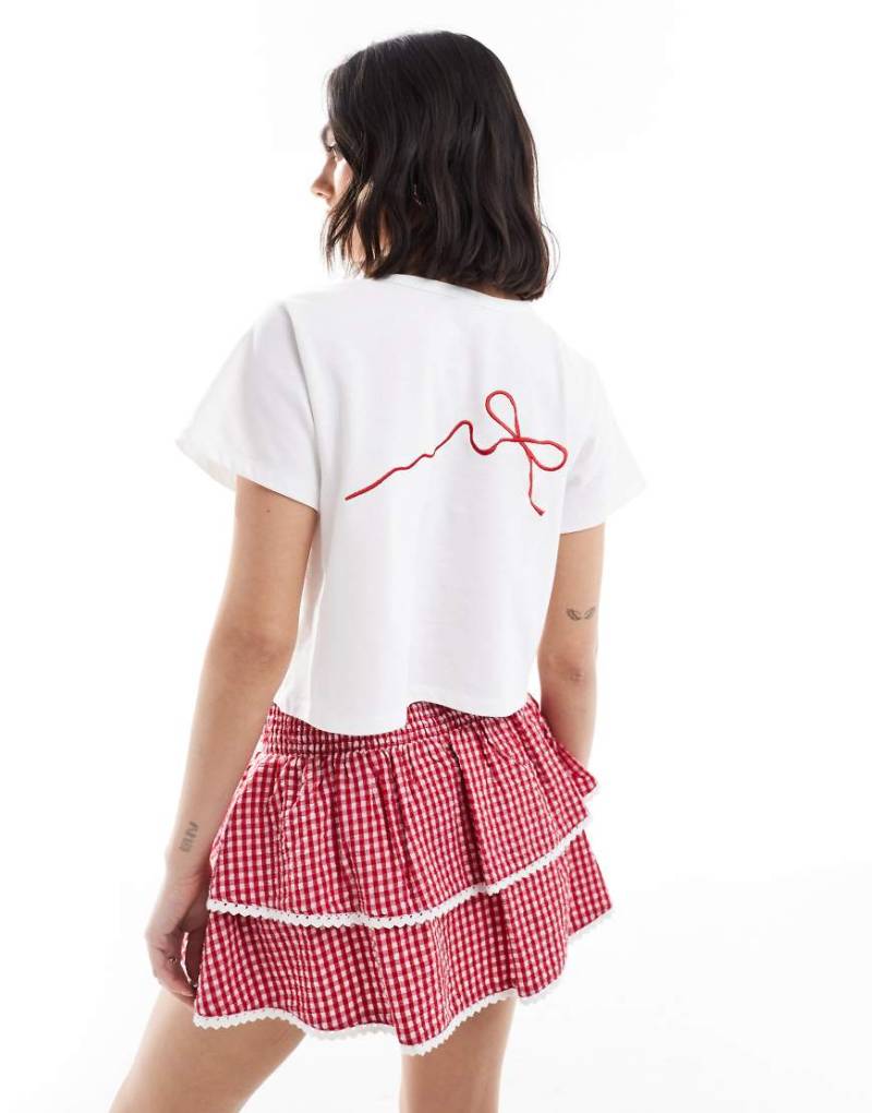 The Frolic - Exklusives Cropped T-Shirt in Weiß mit Schleifenstickerei, Kombiteil von The Frolic