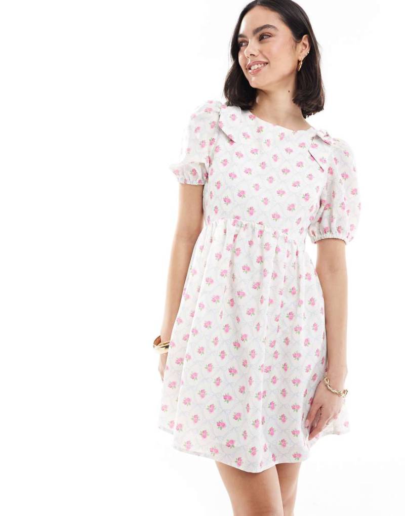 The Frolic - Exklusives Mini-Hängerkleid in Cremeweiß mit Blümchenmuster, Puffärmeln, Schleifendetail an den Schultern und gebundener Rückseite-Bunt von The Frolic