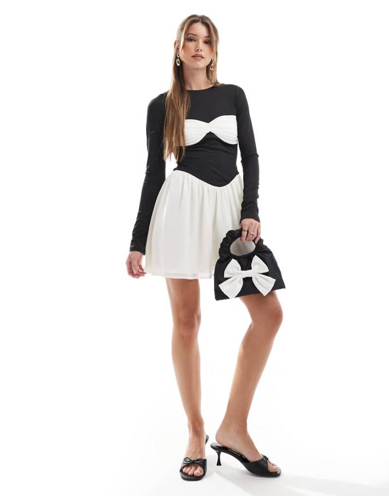 The Frolic - Exklusives Mini-Skater-Kleid in Schwarz und Weiß mit farblich abgesetzter Brustpartie-Bunt von The Frolic