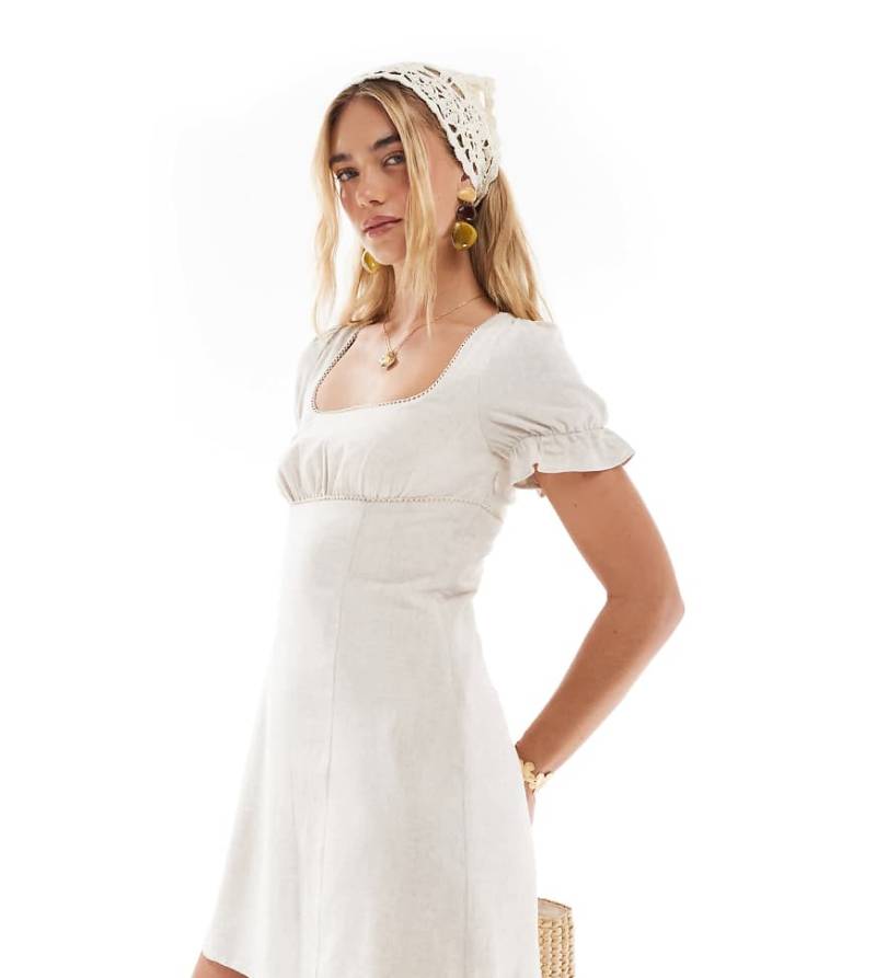 The Frolic - Exklusives Minikleid aus Leinenmix in Steinbeige mit eckigem Ausschnitt, Puffärmeln, Spitzenbesatz und Bindedetail am Rücken-Neutral von The Frolic