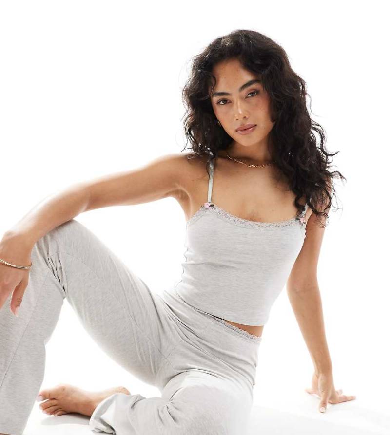 The Frolic - Exklusives Pyjama-Camisole-Oberteil in Grau mit Spitzenbesatz, Kombiteil von The Frolic