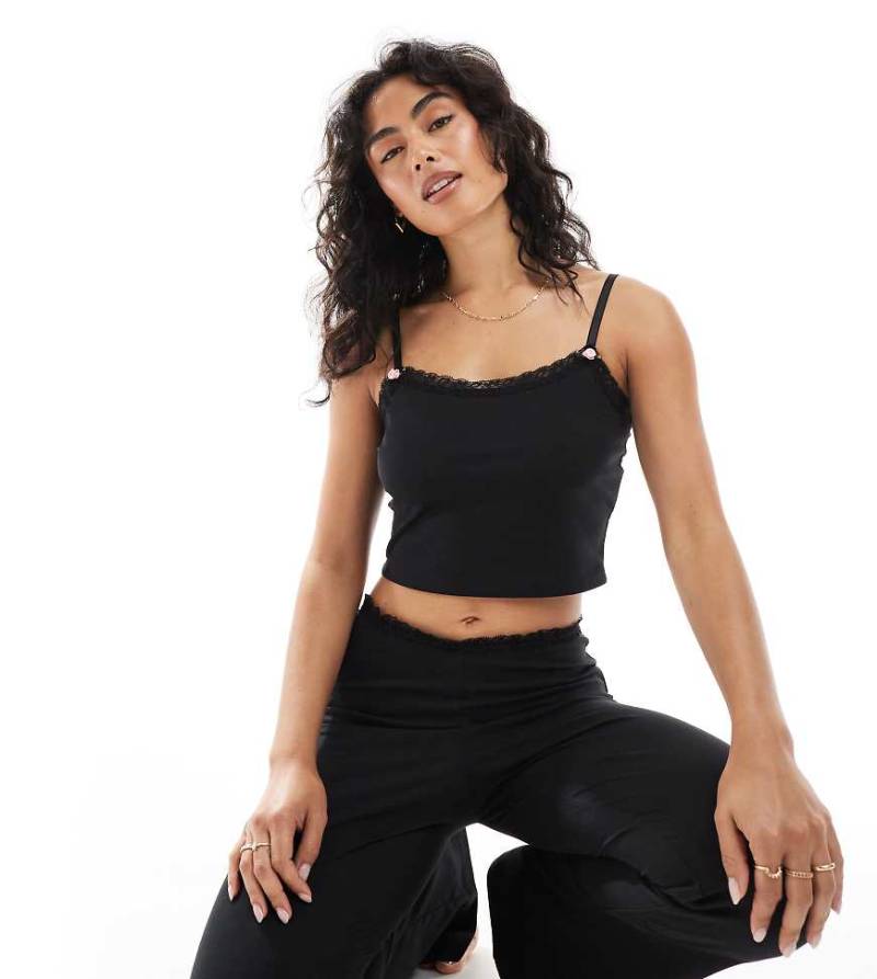 The Frolic - Exklusives Pyjama-Camisole-Oberteil in Schwarz mit Spitzenbesatz, Kombiteil von The Frolic