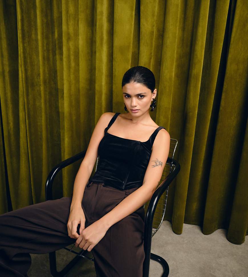 The Frolic - Exklusives Samt-Oberteil in Schwarz mit eckigem Ausschnitt, Kombiteil von The Frolic