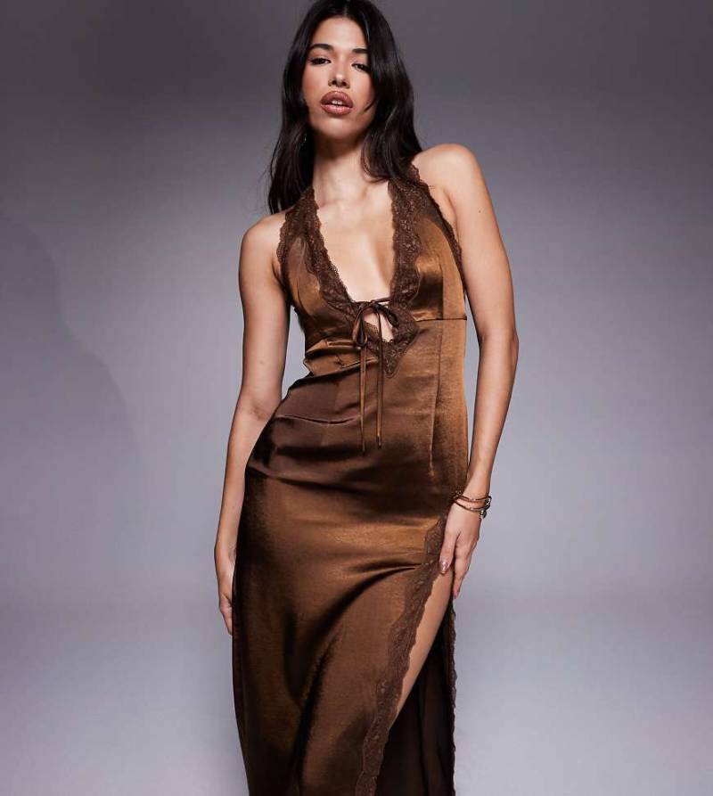 The Frolic - Exklusives Satin-Maxikleid in Schokobraun mit Spitzenborte und tiefem Ausschnitt mit Bindedetail-Brown von The Frolic