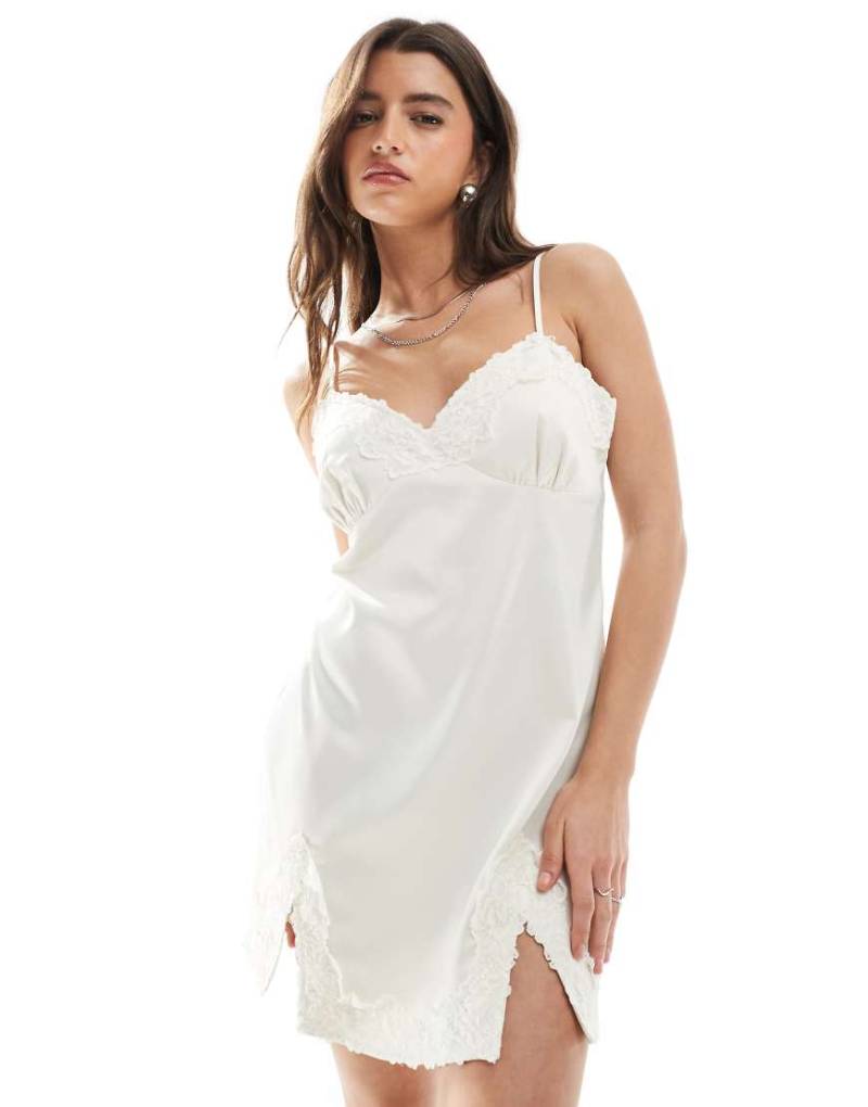 The Frolic - Exklusives Satin-Negligé in Cremeweiß mit Spitzenborte und schmalen Trägern-Rosa von The Frolic