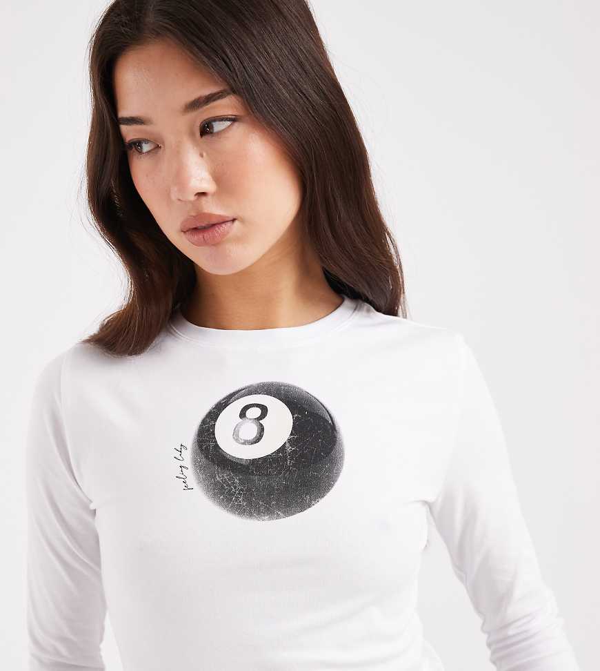 The Frolic - Langärmliges, knapp geschnittenes T-Shirt in Weiß mit hohem Baumwollanteil und „Schwarze 8"-Print von The Frolic