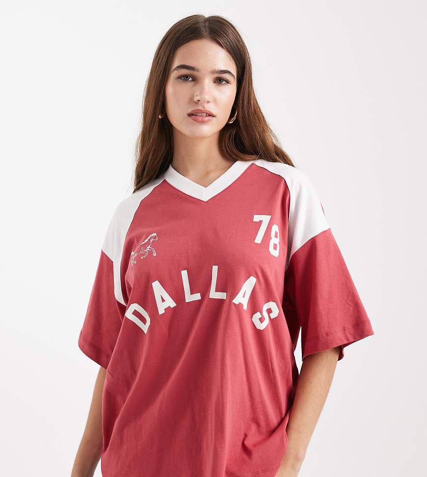 The Frolic - Fußballtrikot in verwaschenem Rot und Cremeweiß mit „Dallas"-Print und hohem Baumwollanteil-Rosa von The Frolic