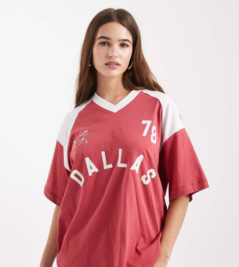 The Frolic - Fußballtrikot in verwaschenem Rot und Cremeweiß mit „Dallas"-Print und hohem Baumwollanteil-Rosa von The Frolic