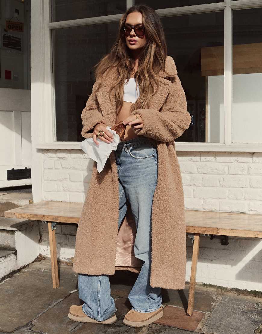 The Frolic x Bella Stovey - Exclusive - Maxi-Oversize-Mantel aus Teddyfell in Kamelbraun-Neutral The Frolic x Bella Stovey - Exclusive - Maxi-Oversize-Mantel aus Teddyfell in Kamelbraun-Neutral von The Frolic