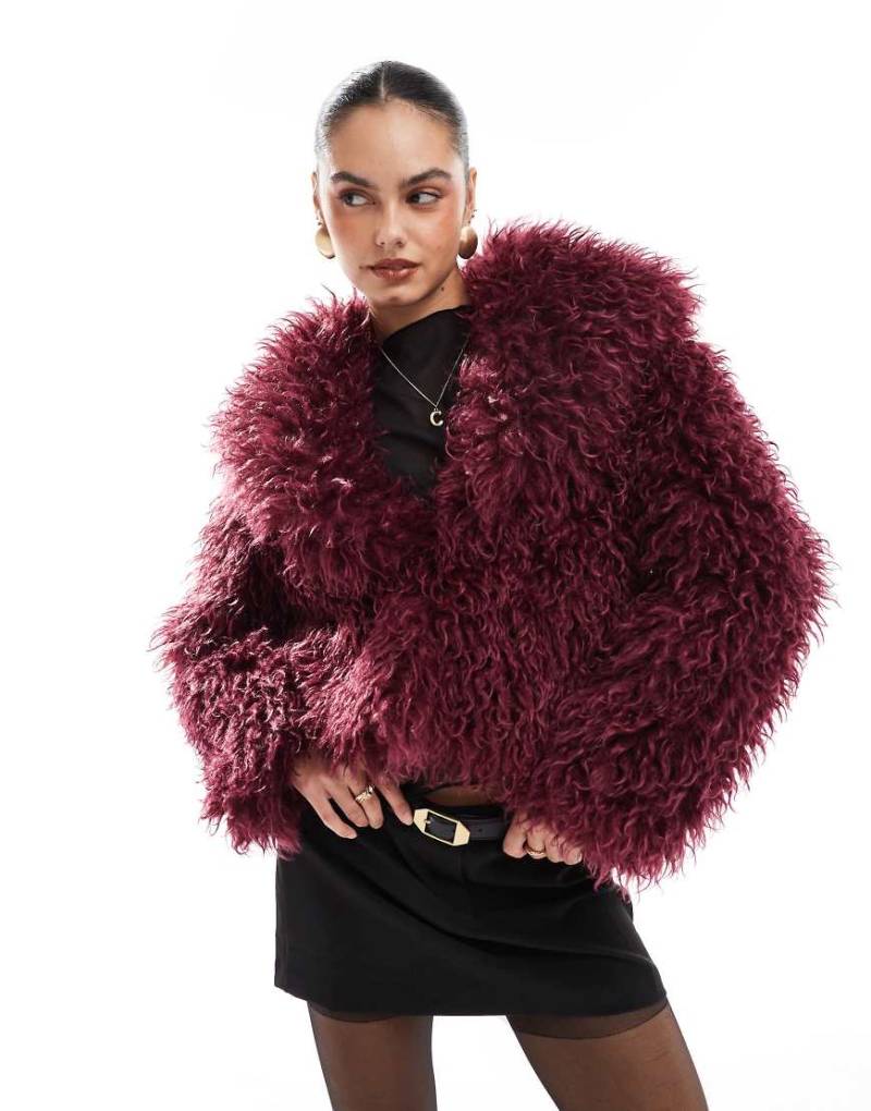 The Frolic x Bella Stovey - Exklusive - Jacke aus zotteligem Kunstpelz in Burgunderrot mit Oversize-Kragen von The Frolic