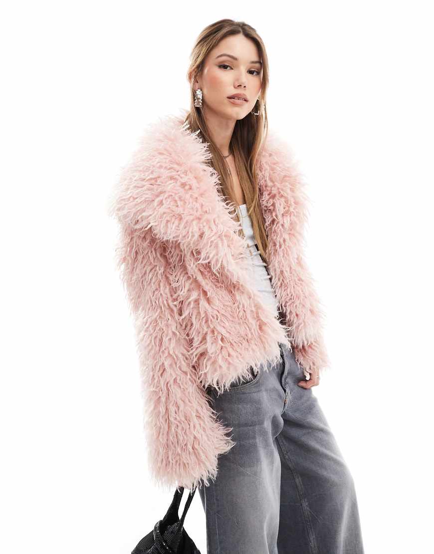 The Frolic x Bella Stovey - Exklusive - Jacke aus zotteligem Kunstpelz in Rosa mit Oversize-Kragen The Frolic x Bella Stovey - Exklusive - Jacke aus zotteligem Kunstpelz in Rosa mit Oversize-Kragen von The Frolic