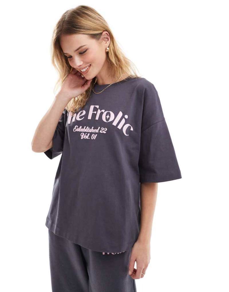 The Frolic x Bella Stovey - Exklusives Oversize-T-Shirt in Anthrazit mit Logo, Kombiteil-Grau von The Frolic