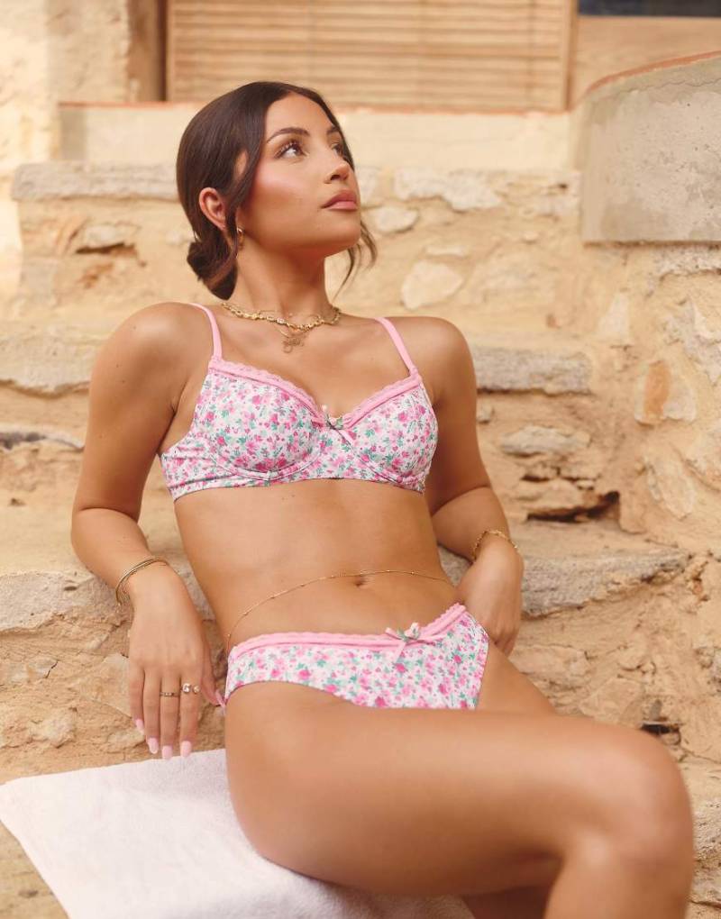 The Frolic x Lydia Kara Exklusiv - Körbchen-Bikinioberteil in Rosa mit Blümchenmuster und Spitzenborte, Kombiteil von The Frolic