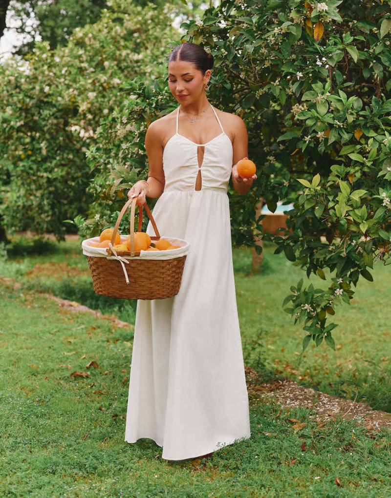 The Frolic x Lydia Kara Exklusiv - Neckholder-Maxikleid in weißer Leinenoptik mit Schlüsselloch-Detail von The Frolic