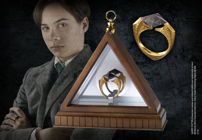The Noble Collection Fingerring Harry Potter Replik 1/1 Lord Voldemorts Horkrux Ring (vergoldet) (1-tlg) von The Noble Collection
