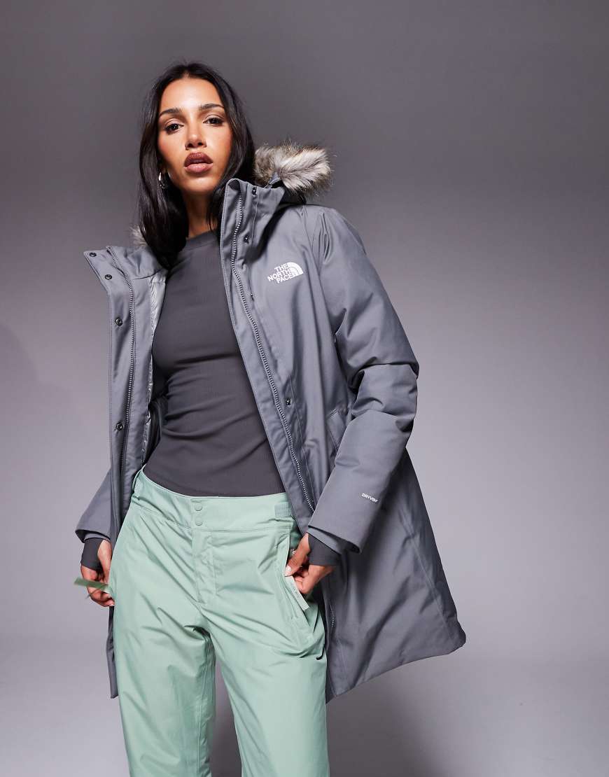 The North Face - Arctic - Parka in rauchigem Perlgrau von The North Face