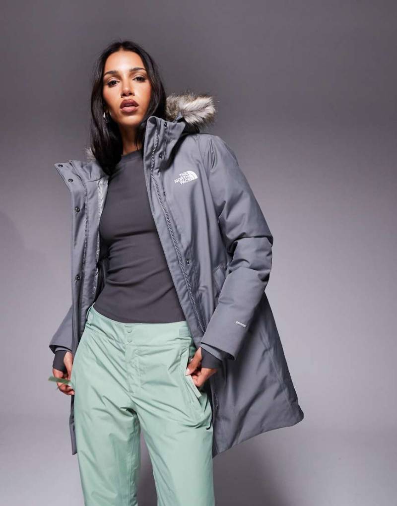 The North Face - Arctic - Parka in rauchigem Perlgrau von The North Face