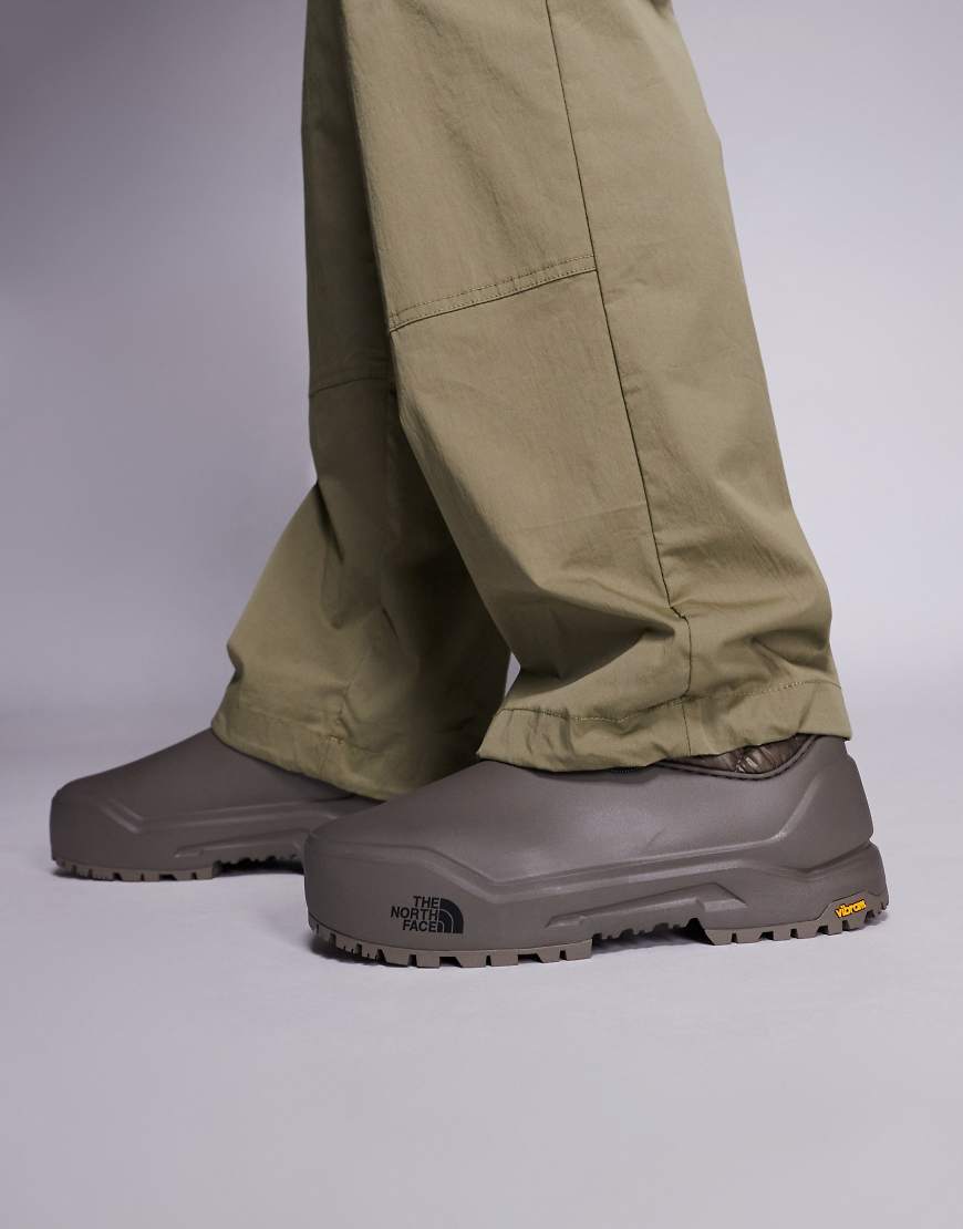 The North Face - Base Camp WP - Mules in Braun-Brown von The North Face