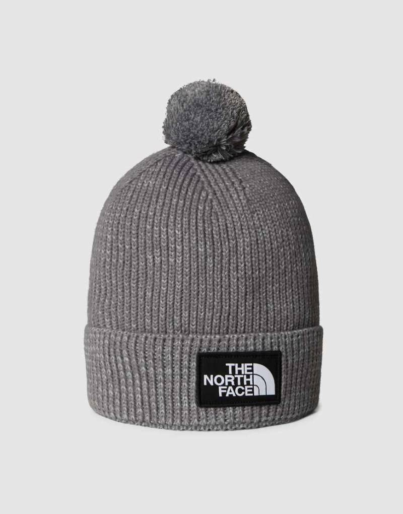 The North Face - Bommelmütze in meliertem TNF-Mittelgrau mit „The North Face"-Logobox The North Face - Bommelmütze in meliertem TNF-Mittelgrau mit „The North Face"-Logobox von The North Face