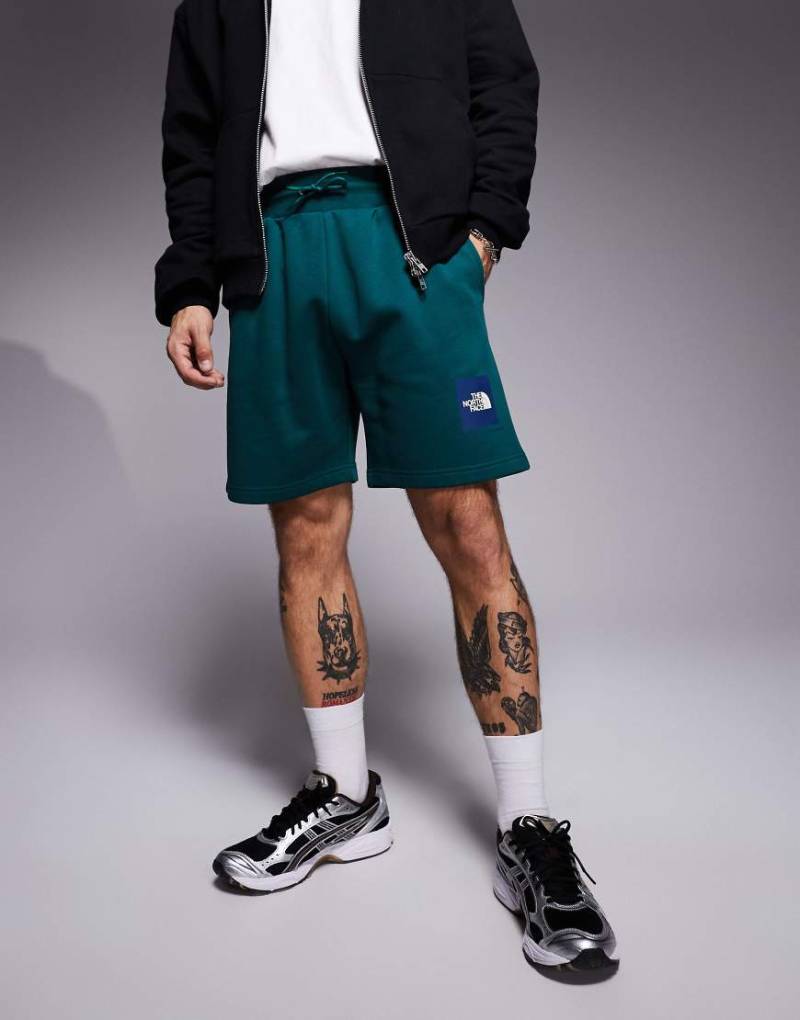 The North Face - Box NSE - Sweatshorts in Grün mit Logo von The North Face