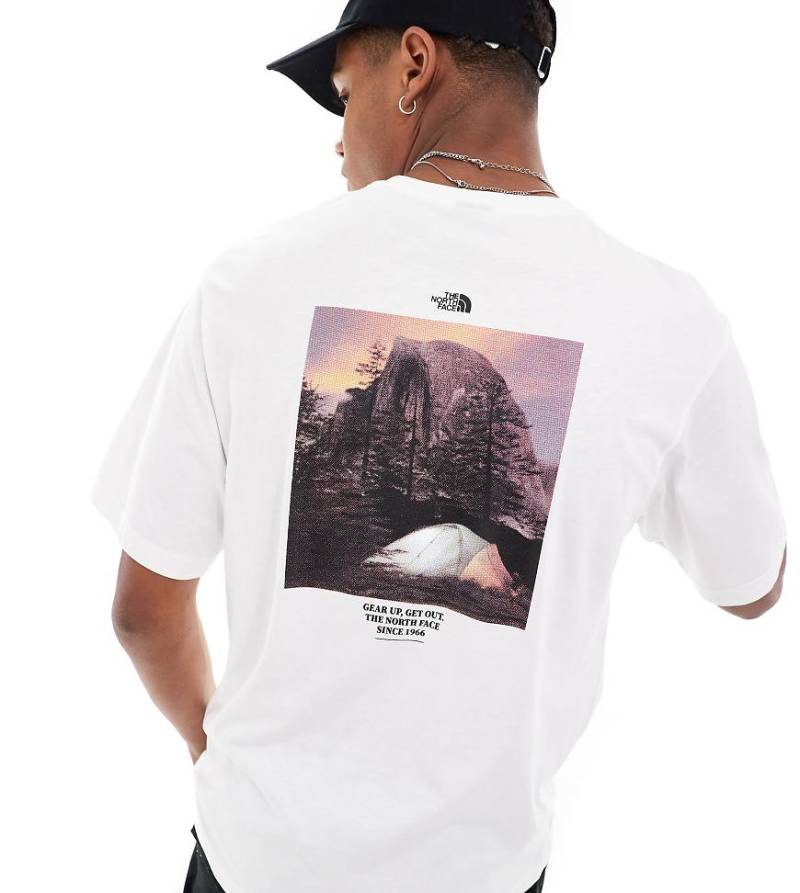 The North Face - Camping - T-Shirt in Weiß mit Retro-Grafikprint auf dem Rücken, exklusiv bei ASOS von The North Face