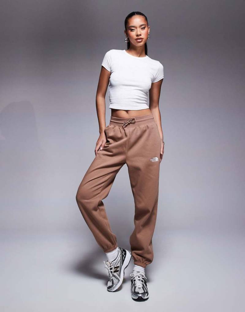 The North Face - Essential - Locker geschnittene Jogginghose in Braun mit Logo und Bündchen von The North Face