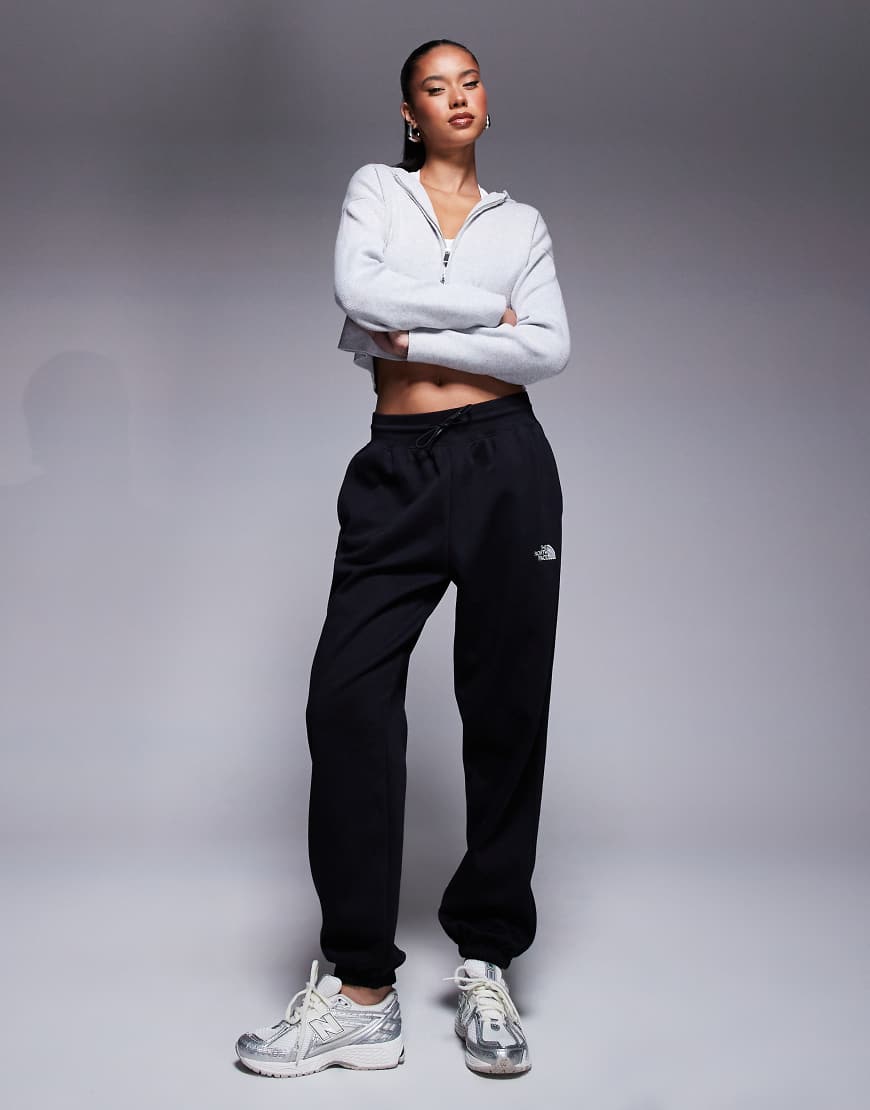The North Face - Essential - Locker geschnittene Jogginghose in Schwarz mit Logo und Bündchen von The North Face