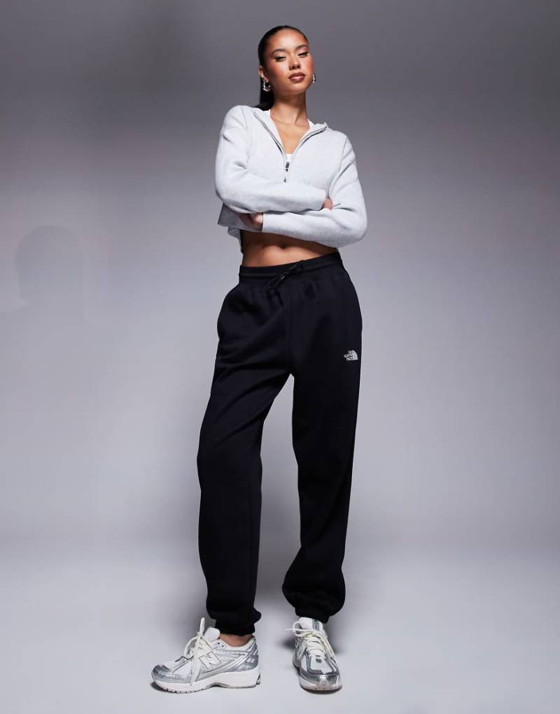 The North Face - Essential - Locker geschnittene Jogginghose in Schwarz mit Logo und Bündchen von The North Face