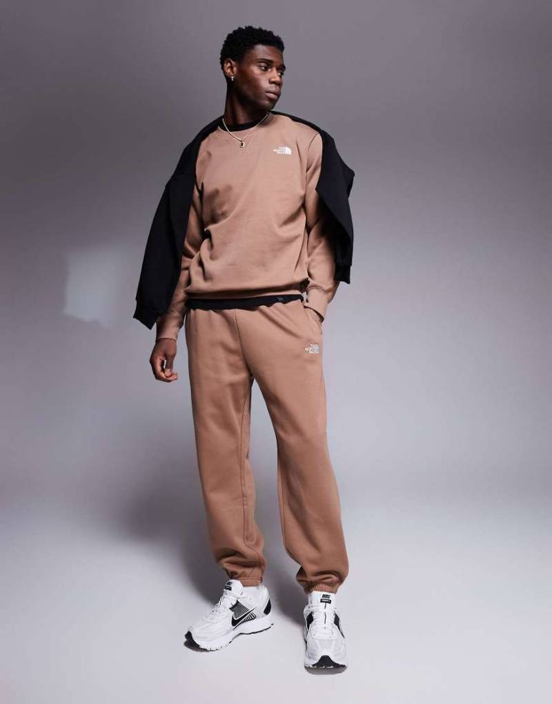 The North Face - Essential - Oversize-Jogginghose in Braun mit Logo von The North Face