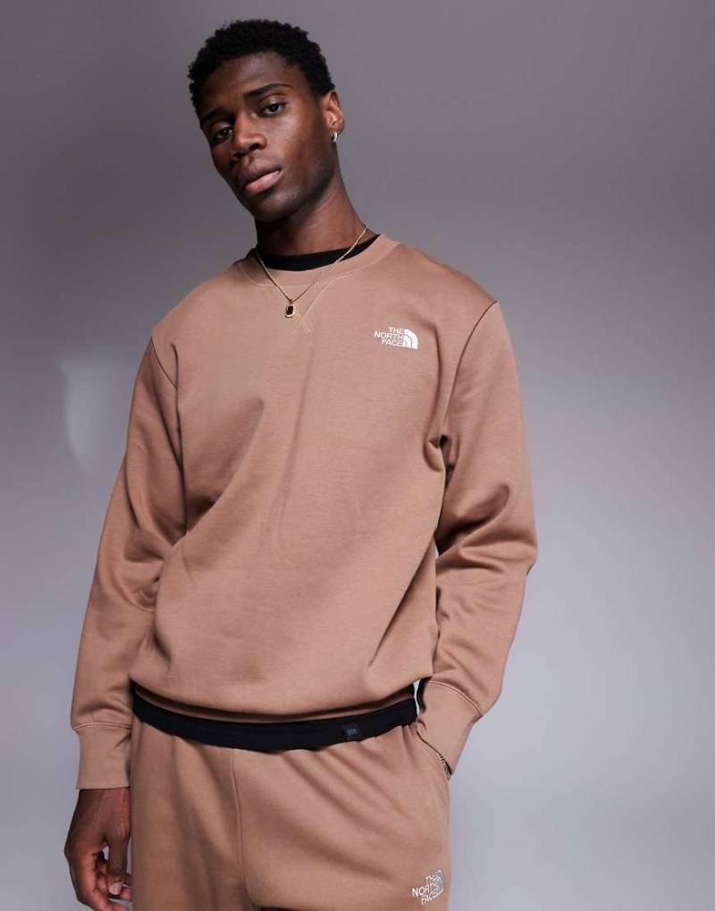 The North Face - Essential - Oversize-Sweatshirt in Braun mit Logo auf der Brust von The North Face