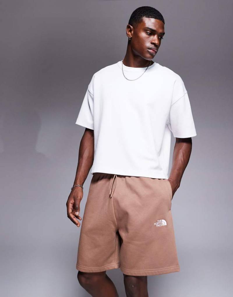 The North Face - Essential - Sweat-Shorts in Braun mit Logo von The North Face