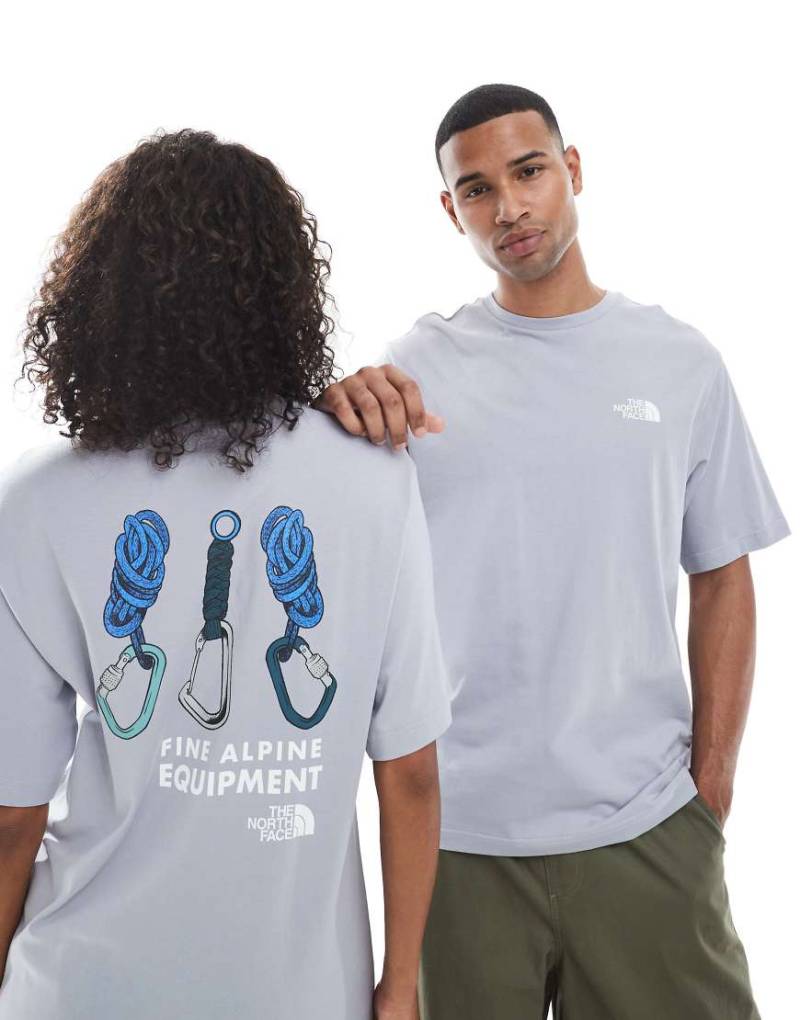 The North Face - Explore Gear - Relaxed Fit Unisex-T-Shirt in Hellblau mit Rückenprint von The North Face