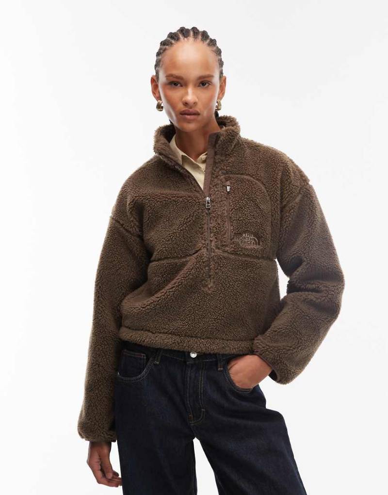 The North Face - Extreme - Fleece-Sweatshirt in Braun mit kurzem Reißverschluss und Logo-Brown The North Face - Extreme - Fleece-Sweatshirt in Braun mit kurzem Reißverschluss und Logo-Brown von The North Face