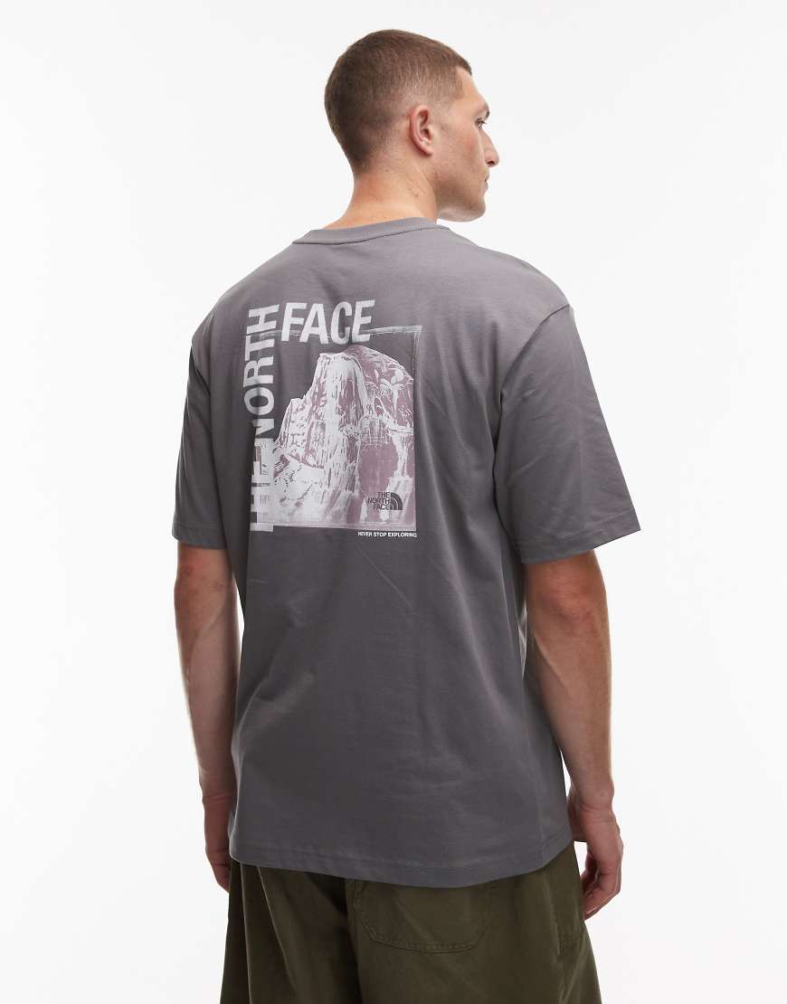 The North Face - Half Dome - Oversize-T-Shirt in Grau mit Rückenprint The North Face - Half Dome - Oversize-T-Shirt in Grau mit Rückenprint von The North Face