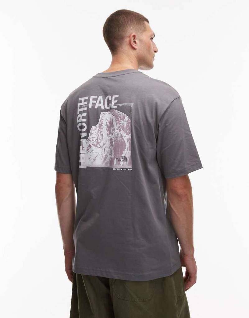 The North Face - Half Dome - Oversize-T-Shirt in Grau mit Rückenprint The North Face - Half Dome - Oversize-T-Shirt in Grau mit Rückenprint von The North Face