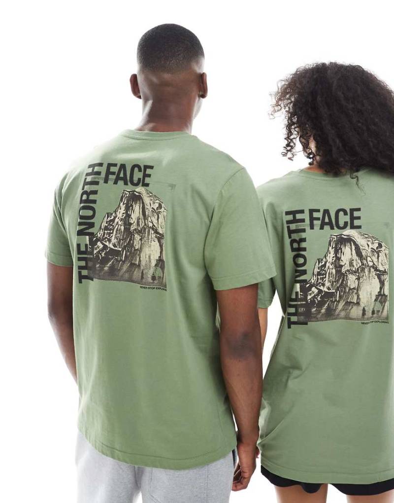 The North Face - Half Dome Photo - Unisex-T-Shirt in Grün mit Rückenprint von The North Face