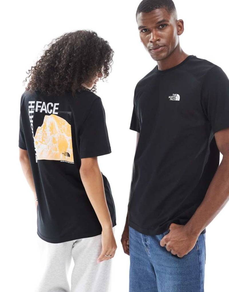 The North Face - Half Dome Photo - Unisex - T-Shirt in Schwarz mit Rückenprint von The North Face