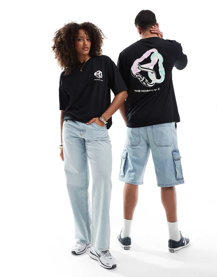 The North Face - Interlock Carabiner - Oversize-T-Shirt in Schwarz mit Rückenprint The North Face - Interlock Carabiner - Oversize-T-Shirt in Schwarz mit Rückenprint von The North Face