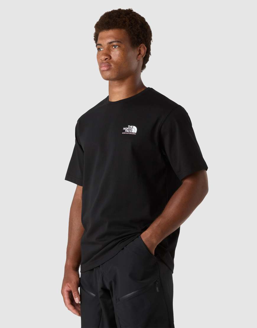 The North Face - M NSE Repeat - Locker geschnittenes T-Shirt in TNF-Schwarz/TNF-Weiß von The North Face