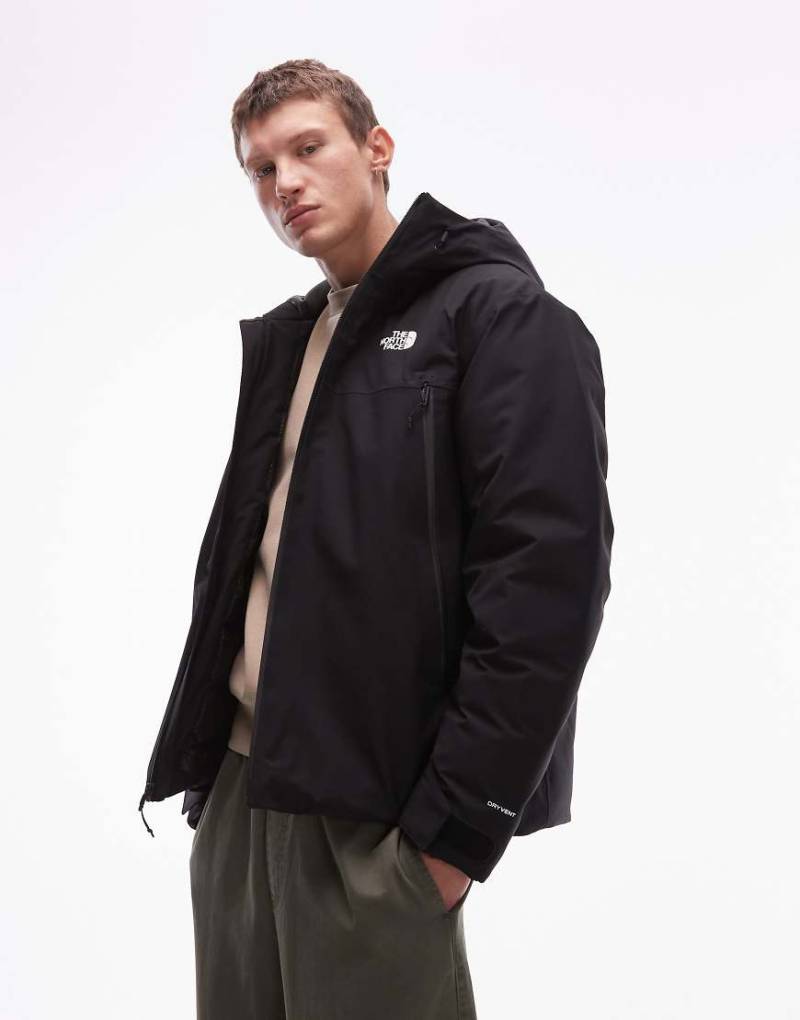 The North Face - MTN Range - Wasserdichte, isolierte Daunenjacke in Schwarz mit Kapuze The North Face - MTN Range - Wasserdichte, isolierte Daunenjacke in Schwarz mit Kapuze von The North Face