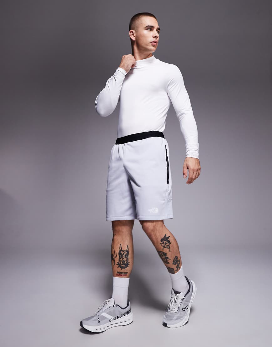 The North Face - Mountain Athletics - Shorts aus Tech-Fleece in Grau The North Face - Mountain Athletics - Shorts aus Tech-Fleece in Grau von The North Face