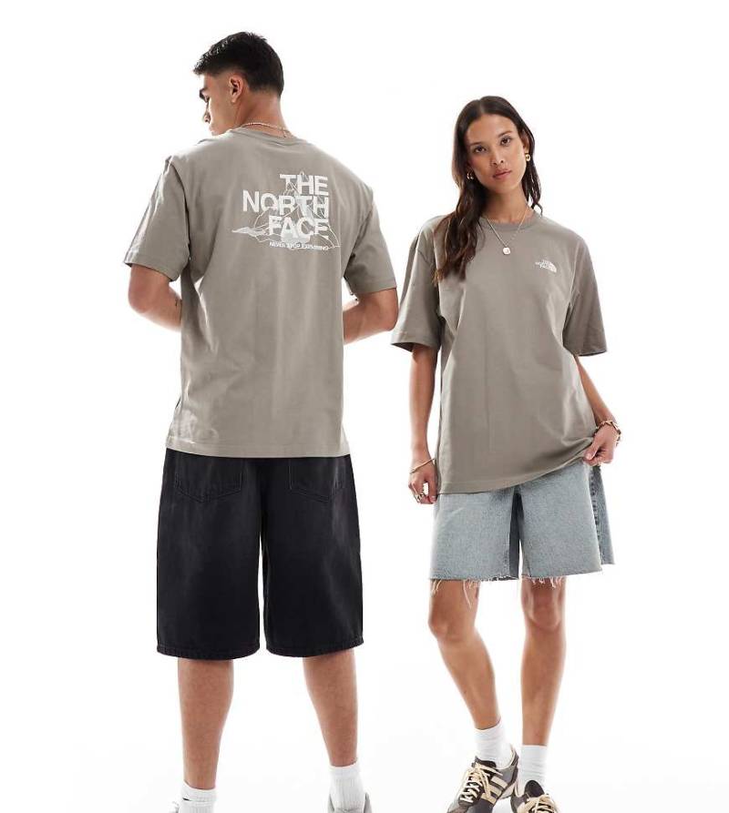 The North Face - Mountain Sketch - Oversize-T-Shirt in Hellbraun mit Rückenprint von The North Face